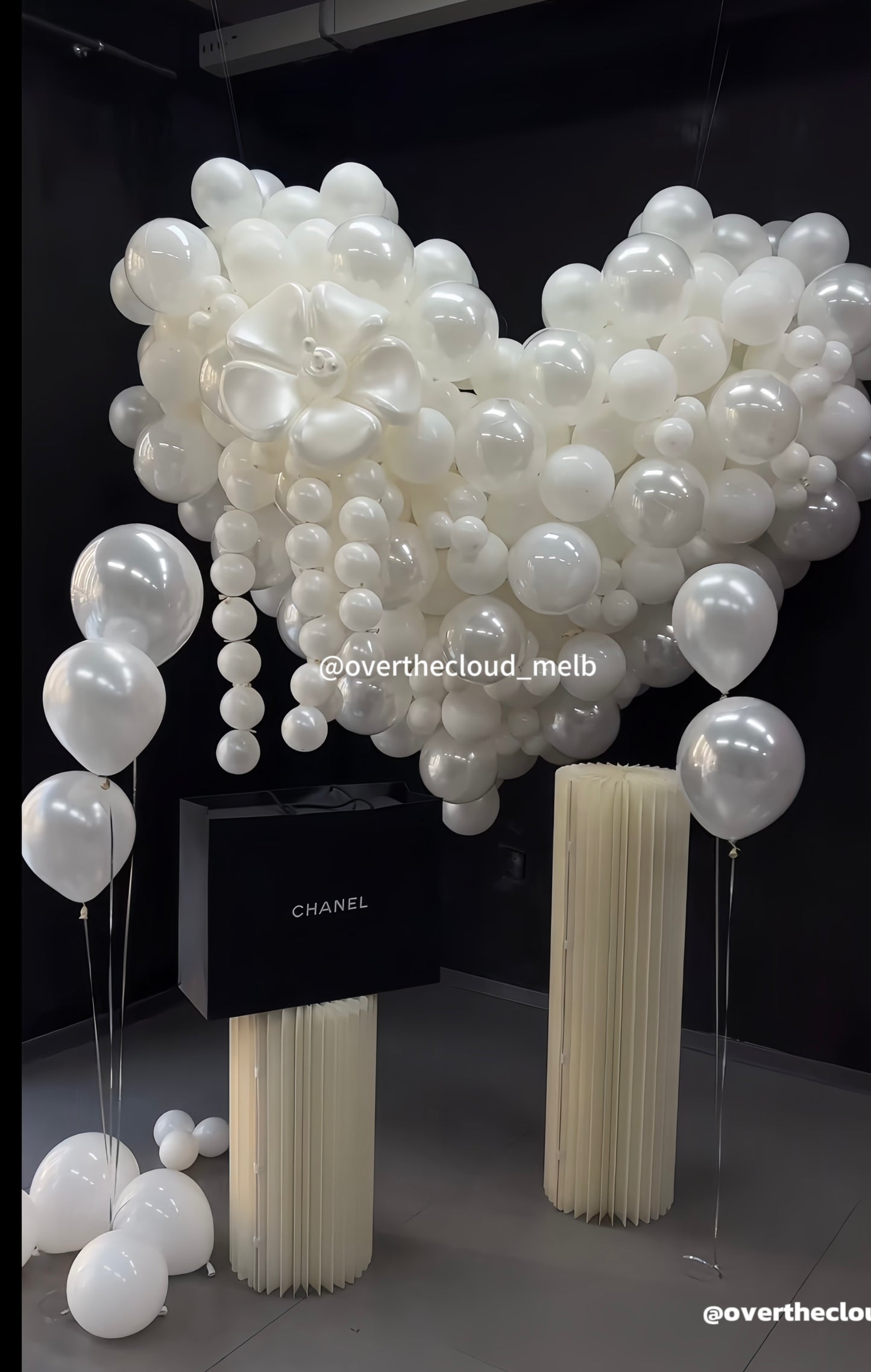 Luxe White Balloon Heart Display (Customisble Color, Air Filled)